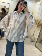 Cargar imagen en el visor de la galería, DIONE – Camisa de rayas beige oversize
