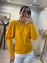 Cargar imagen en el visor de la galería, LUCRECIA – Blusa mostaza acanalada manga abullonada