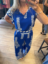 Cargar imagen en el visor de la galería, GEMA - Set blusa y pantalón azul rey estampado