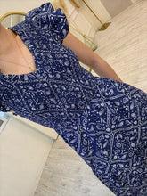 Cargar imagen en el visor de la galería, HELENA – Maxi vestido azul paisley con cintura smock