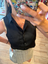 Cargar imagen en el visor de la galería, GILBERTA - Blusa negra sin mangas