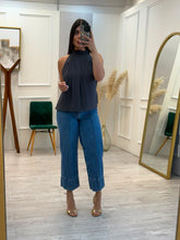 Cargar imagen en el visor de la galería, SARAHI - Blusa gris oxford