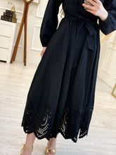 Cargar imagen en el visor de la galería, HUMBERTA - Maxi vestido negro manga larga