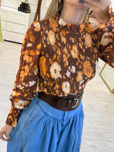 Cargar imagen en el visor de la galería, CIRILA - Blusa café estampado floral
