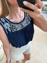 Cargar imagen en el visor de la galería, EDWINA - Blusa azul marino sin mangas