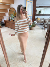 Cargar imagen en el visor de la galería, TOMMY - Set sueter y falda café khaki