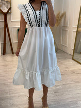 Cargar imagen en el visor de la galería, LULA - Vestido midi blanco con detalles negros