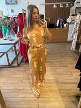 Cargar imagen en el visor de la galería, FERNANDA - Set blusa y pantalón camel