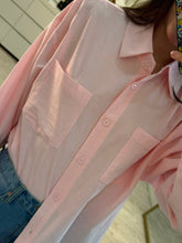 Cargar imagen en el visor de la galería, CORALINA - Camisa rosa pastel