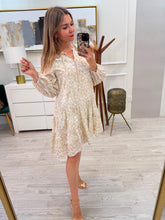 Cargar imagen en el visor de la galería, DANIELA - Vestido corto estampado beige hojas