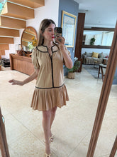 Cargar imagen en el visor de la galería, LEILANI - Vestido corto khaki detalles negros