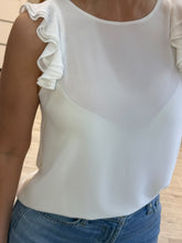 Cargar imagen en el visor de la galería, XIMENA – Blusa blanca con olanes en hombros