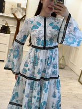 Cargar imagen en el visor de la galería, XYRA - Maxi vestido blanco estampado azul