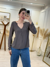 Cargar imagen en el visor de la galería, QUÍONE – Blusa taupe manga larga con botones