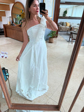Cargar imagen en el visor de la galería, BEATRICE - Maxi vestido blanco asimetrico