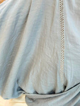 Cargar imagen en el visor de la galería, BELLAMY - Blusa azul manga larga