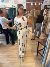 Cargar imagen en el visor de la galería, ISIDORA - Set blusa y pantalón blanco con negro