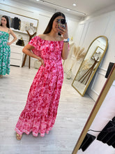 Cargar imagen en el visor de la galería, AFRODITA – Maxi vestido rosa con flores rojas y hombros descubiertos