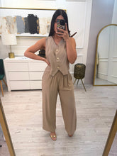 Cargar imagen en el visor de la galería, SURI - Set chaleco y pantalon khaki