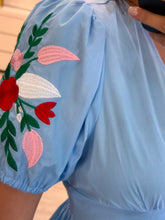 Cargar imagen en el visor de la galería, DOROTHY - Vestido corto azul bordado en mangas