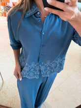 Cargar imagen en el visor de la galería, HILDEGARD - Set pantalon y blusa azul