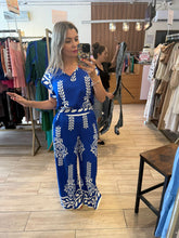 Cargar imagen en el visor de la galería, GEMA - Set blusa y pantalón azul rey estampado