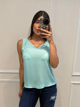 Cargar imagen en el visor de la galería, MIREYA - Blusa azul aqua