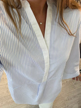 Cargar imagen en el visor de la galería, UMA - Camisa rayas azules