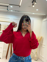 Cargar imagen en el visor de la galería, CORALINE - Blusa roja manga larga
