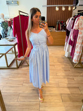 Cargar imagen en el visor de la galería, ASHLEY - Vestido midi azul rayas