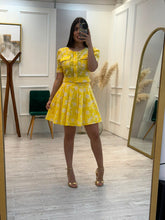 Cargar imagen en el visor de la galería, AMARANTA - Set blusa y falda amarillo