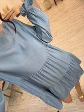 Cargar imagen en el visor de la galería, EMILIA – Vestido azul con olanes