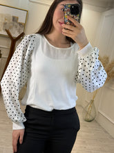 Cargar imagen en el visor de la galería, CIDIPE – Blusa blanca texturizada con mangas de lunares