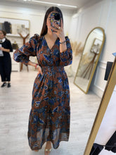 Cargar imagen en el visor de la galería, BELONA – Maxi vestido terracota con flores azules de manga larga