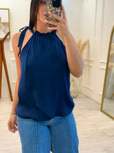 Cargar imagen en el visor de la galería, SAOIRSE - Blusa azul oscuro