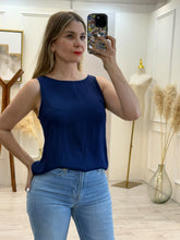 Cargar imagen en el visor de la galería, DANIELA – Blusa azul marino sin mangas