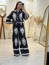 Cargar imagen en el visor de la galería, SOFIA - Set pantalon y blusa negro estampado
