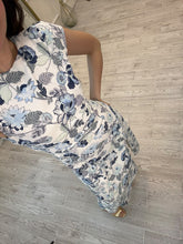 Cargar imagen en el visor de la galería, PSIQUE – Vestido midi blanco con flores azules