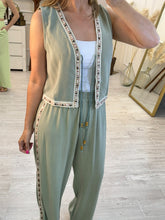 Cargar imagen en el visor de la galería, CARMELITA - Set blusa y pantalon olivo